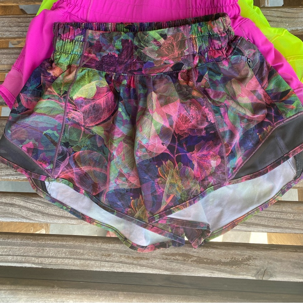 Lululemon Hotty hot 2.5" size 0 shorts. Wear on back seam.